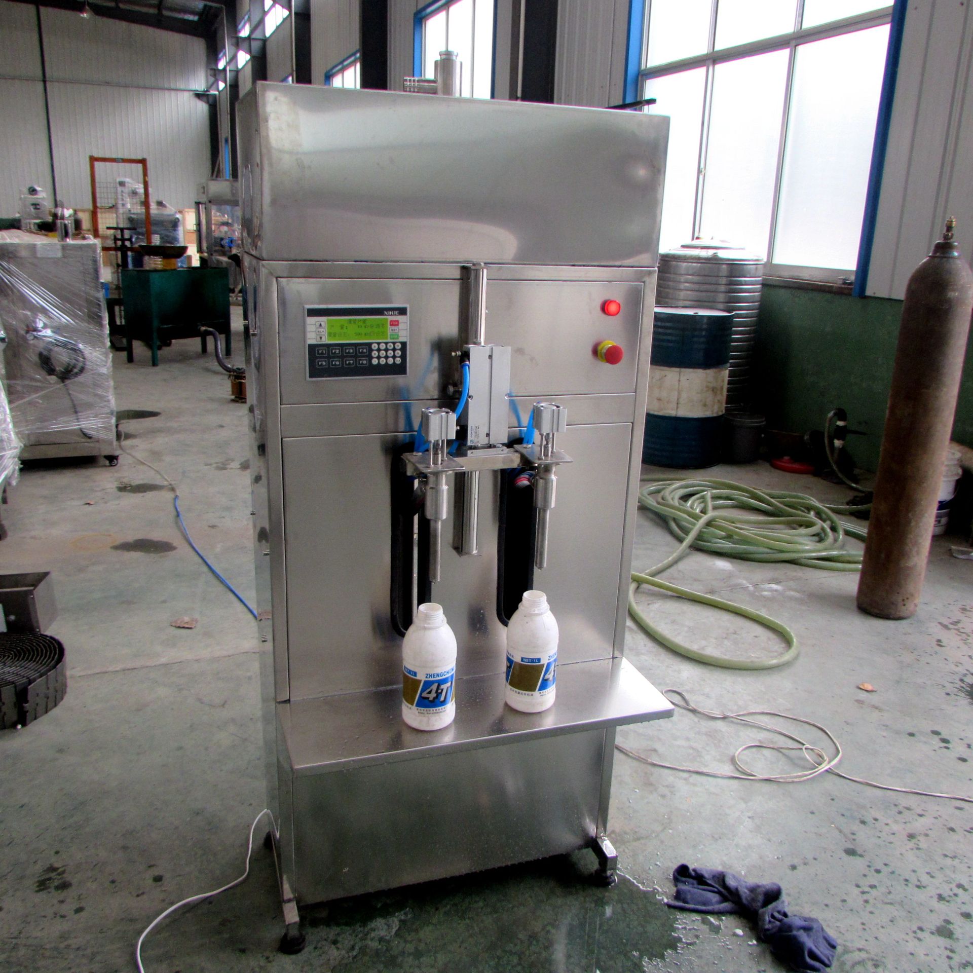 消毒液除草剂灌装机 液体灌装机 水剂液体直流灌装设备视频