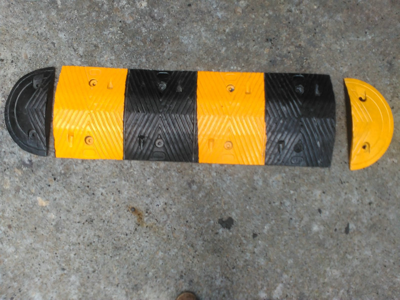 橡胶减速垫 停车斜坡缓冲带减速垄公路道路减速板橡胶减速带厂家