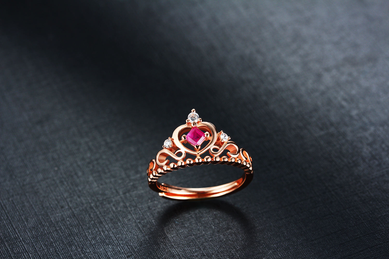 2017春夏新款925银镀18k白金 镶钻皇冠戒指 天然红宝石指环女