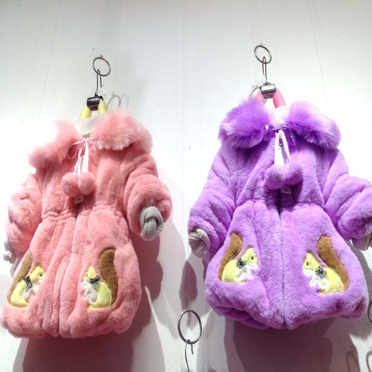 松鼠绣花图案童外套 童装   颜色:红色粉色 紫色 三个色 爆款热销中