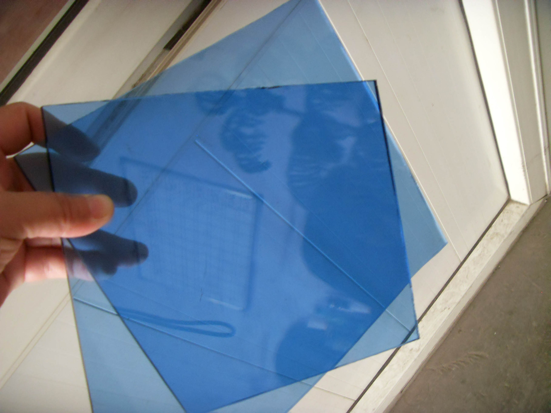 工厂直销钢化宝石蓝玻璃 家具装饰蓝玻 定制门窗镀膜水晶蓝玻璃