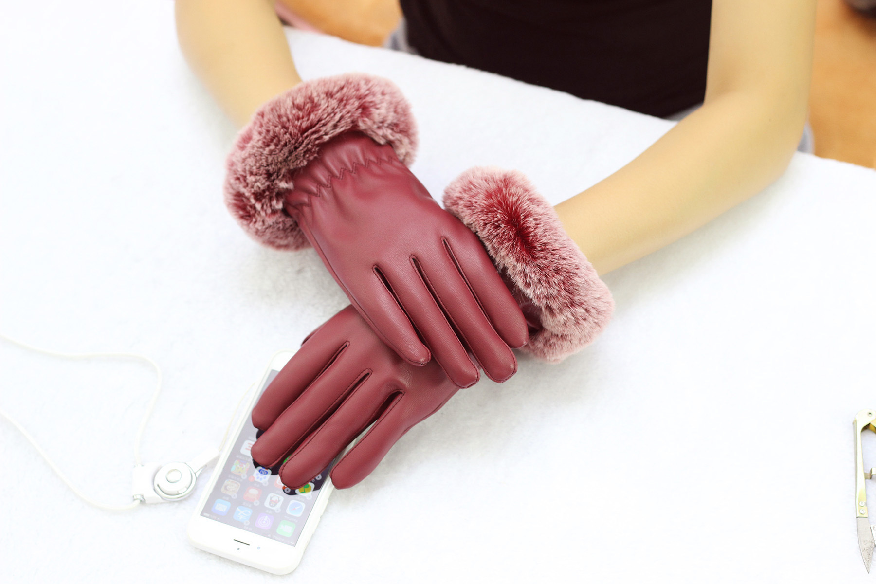 冬季毛口优质pu皮手套全掌触屏手套冬季女士可爱加绒保暖手套厂家