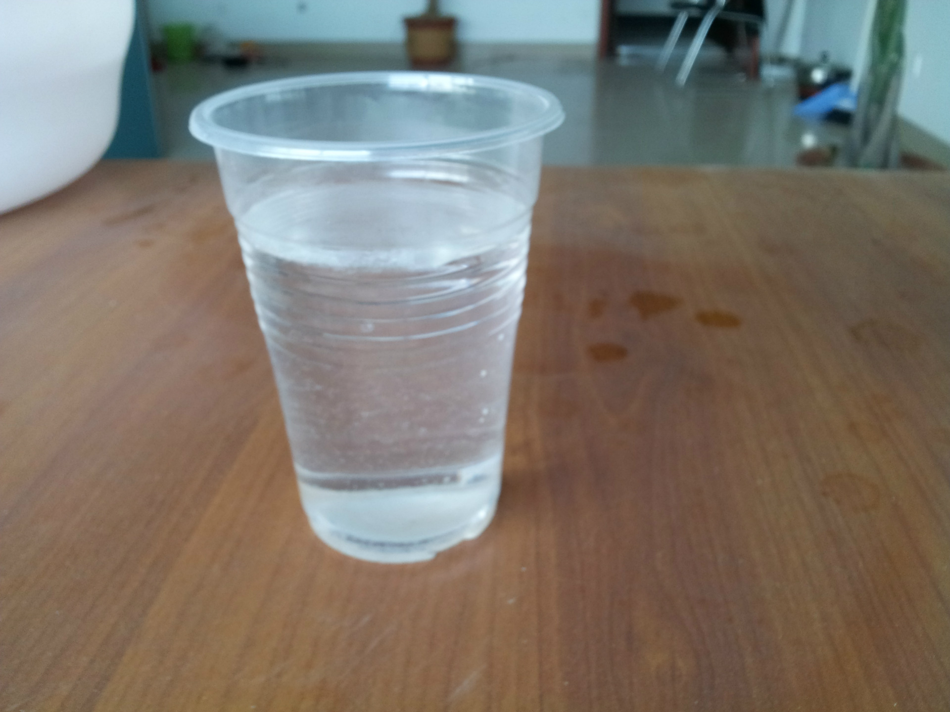 无水粉末钙水溶液澄清无杂质无颜色.