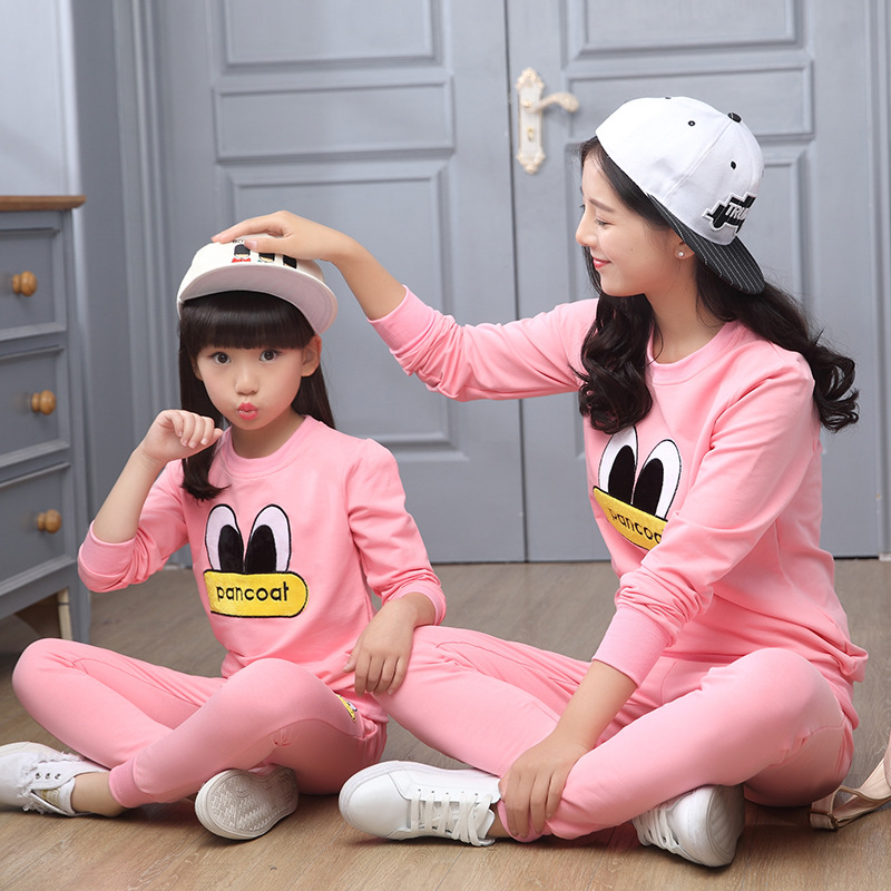 两件包邮 一款卡通图案亲子套装 是漂亮宝贝与靓妈的最爱精致的绣花