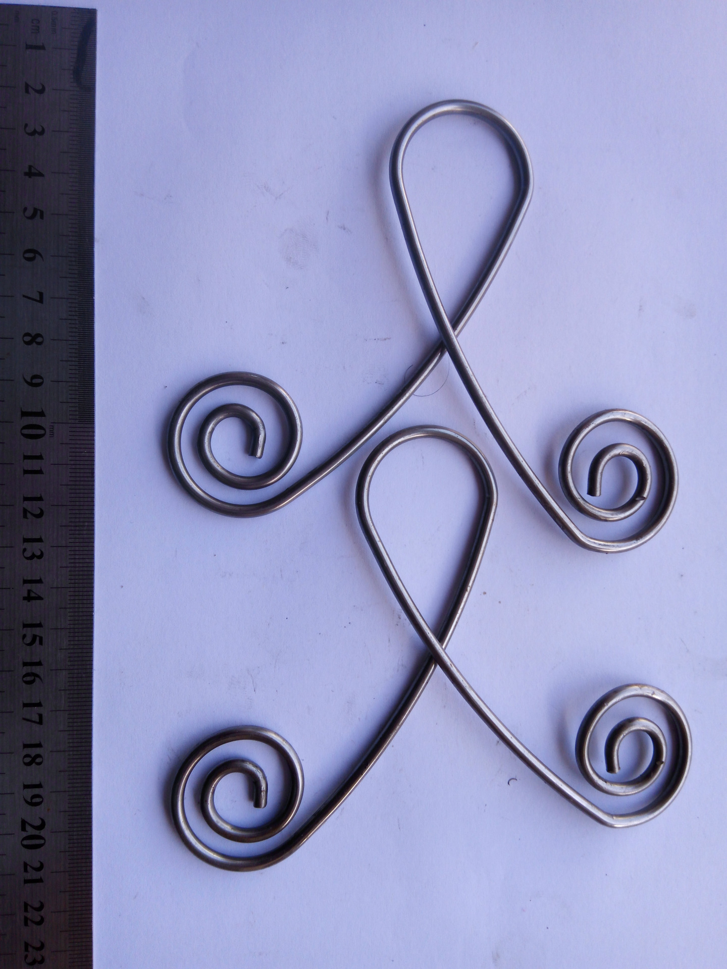 批发铁线s花工艺品线材成型单边花圣诞铁艺s花挂篮边花圆圈等