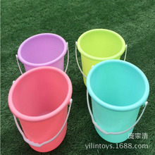 儿童沙滩戏水塑料小水桶 彩色沙滩桶 两元产品夏日赶海塑料小桶