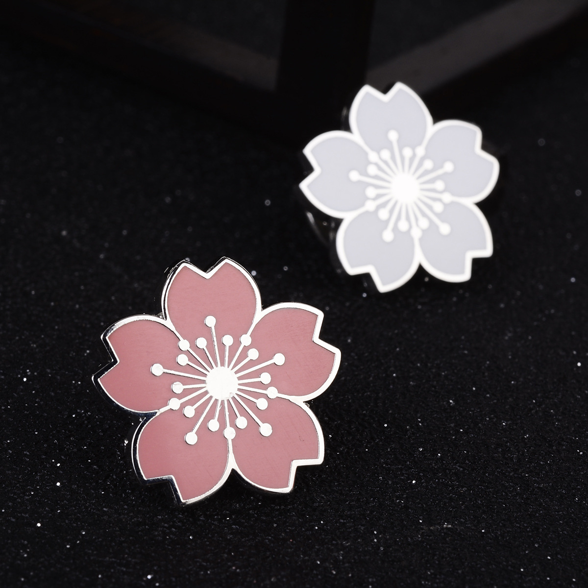 出口日本外贸热销高档男士胸针 西服银边樱花徽章白色樱花胸章