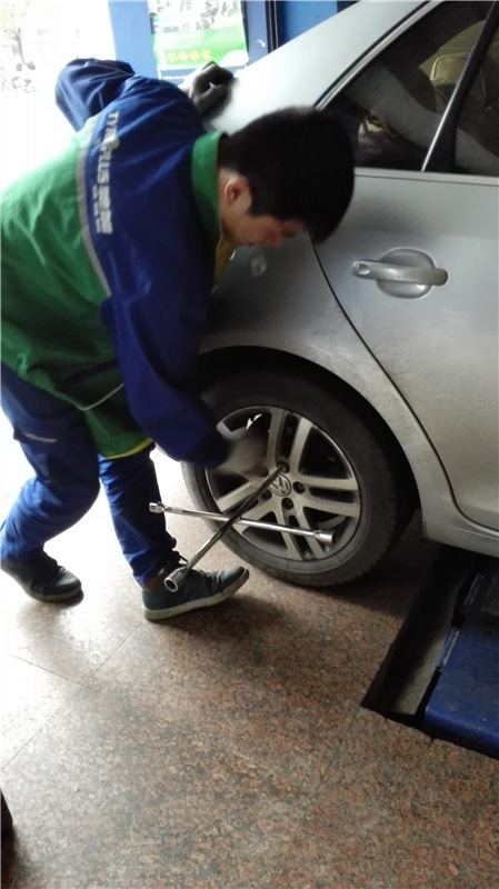 特别是前胎制动爆胎后果不堪设想,所以咬咬牙,干脆全部换掉