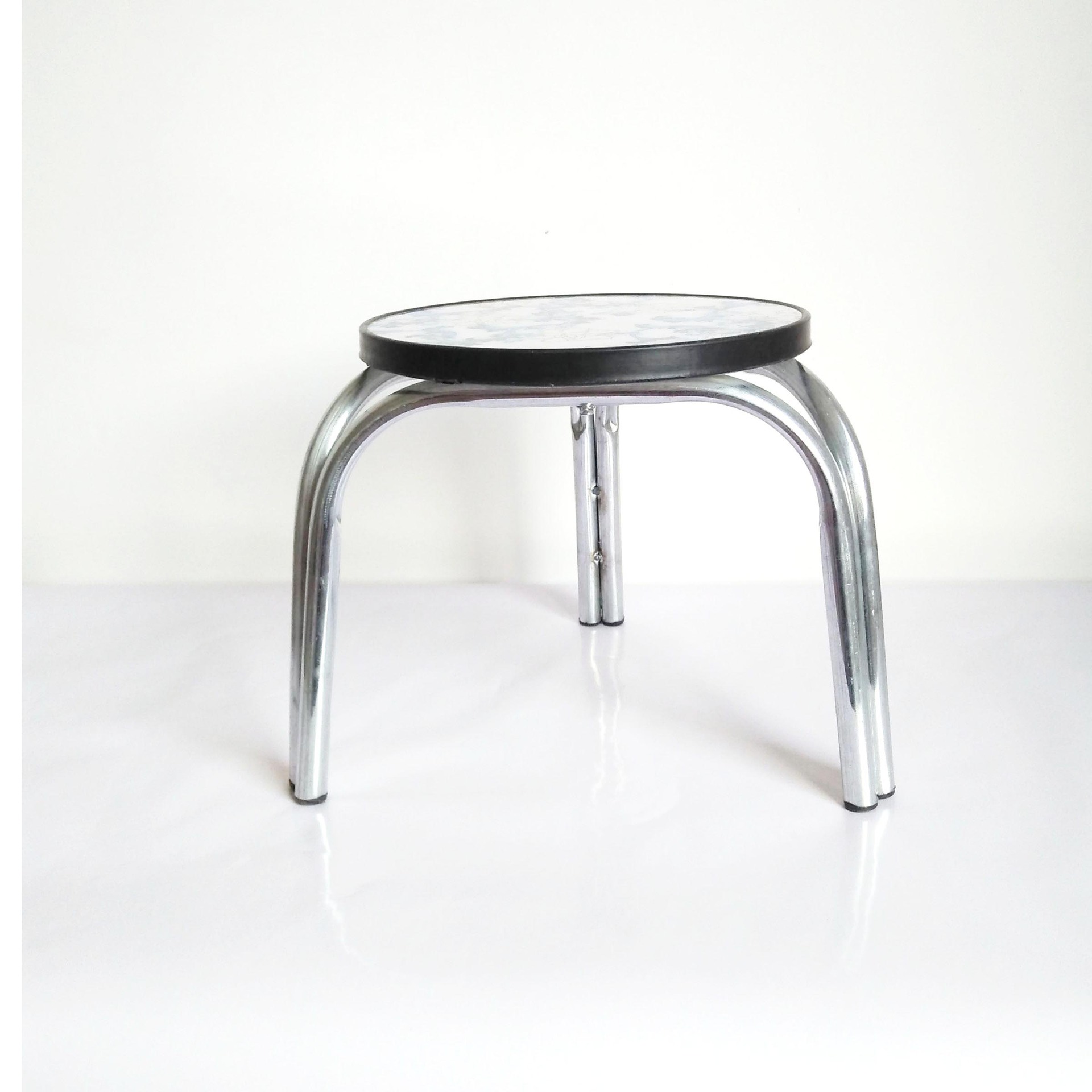 厂家直销圆凳 钢管三角圆凳 便携式小板凳5元地摊热卖 铁板凳