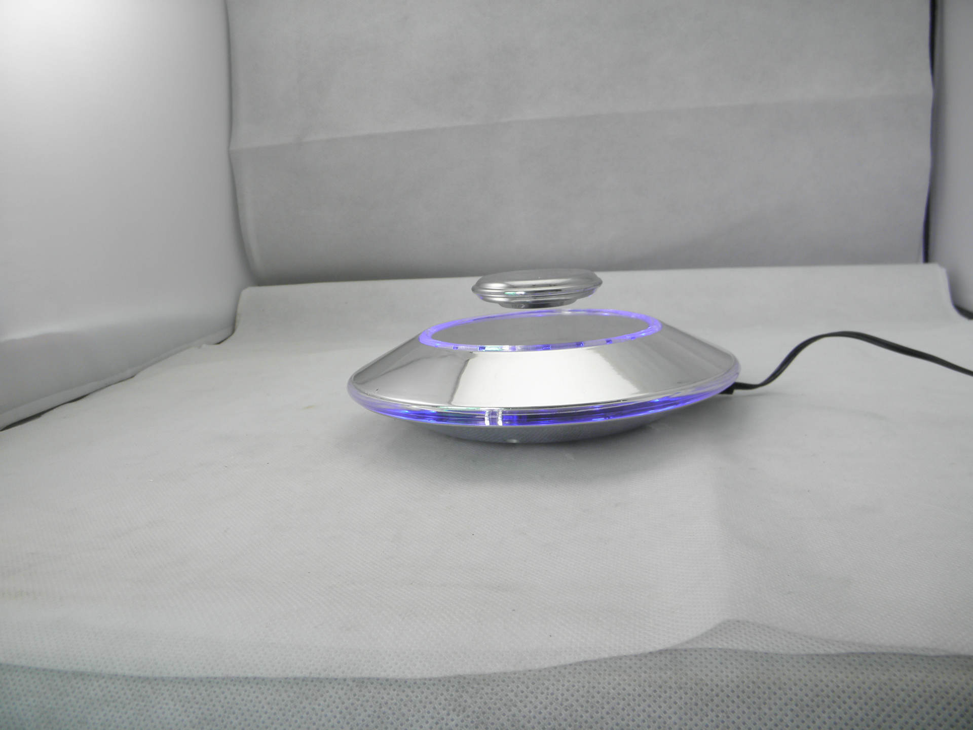 磁悬浮工艺品摆件 磁悬浮创意飞碟展示托 悬浮展示产品家居摆件