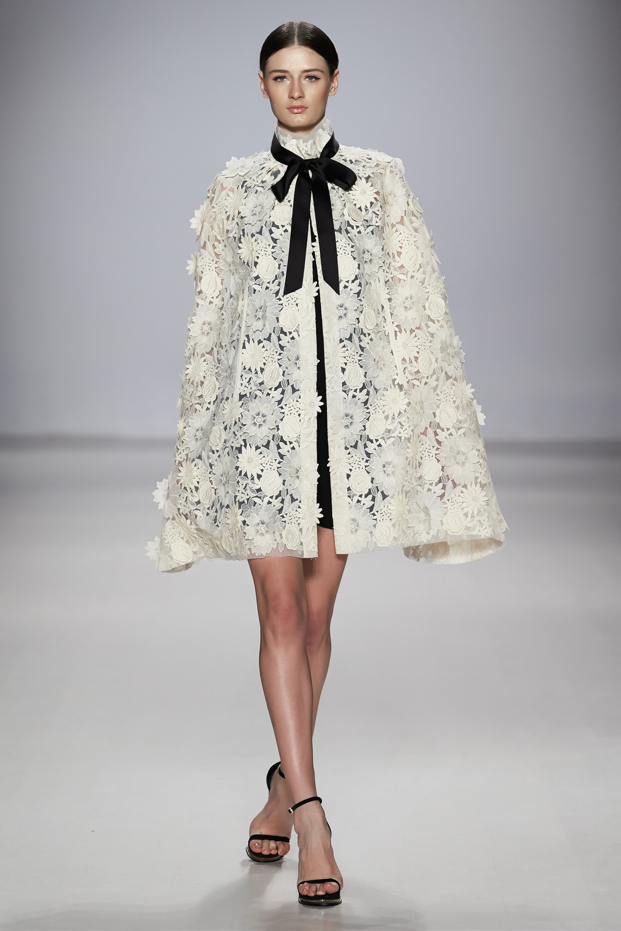 新款欧美大牌高端原单出口美国设计师正品立体蕾丝披肩斗篷大衣