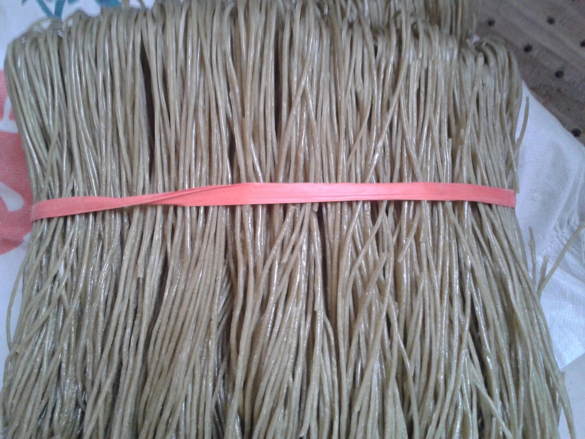 菏泽田园生态粉条纯红薯淀粉手工冷冻粉条酸辣粉烘干