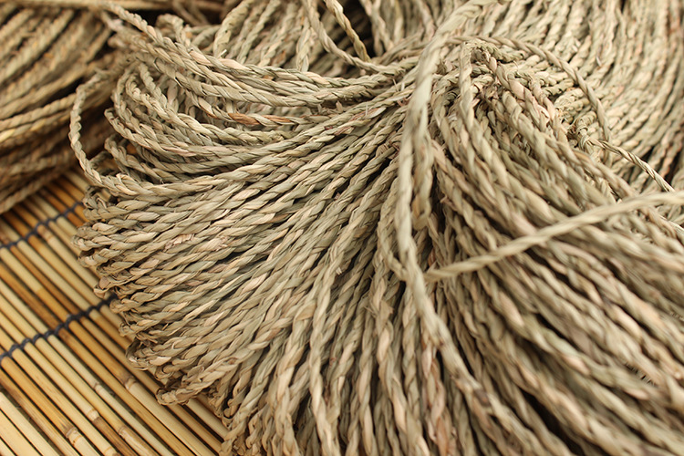 采用 天然蒲草 手工编织而成,三股辫子,0.