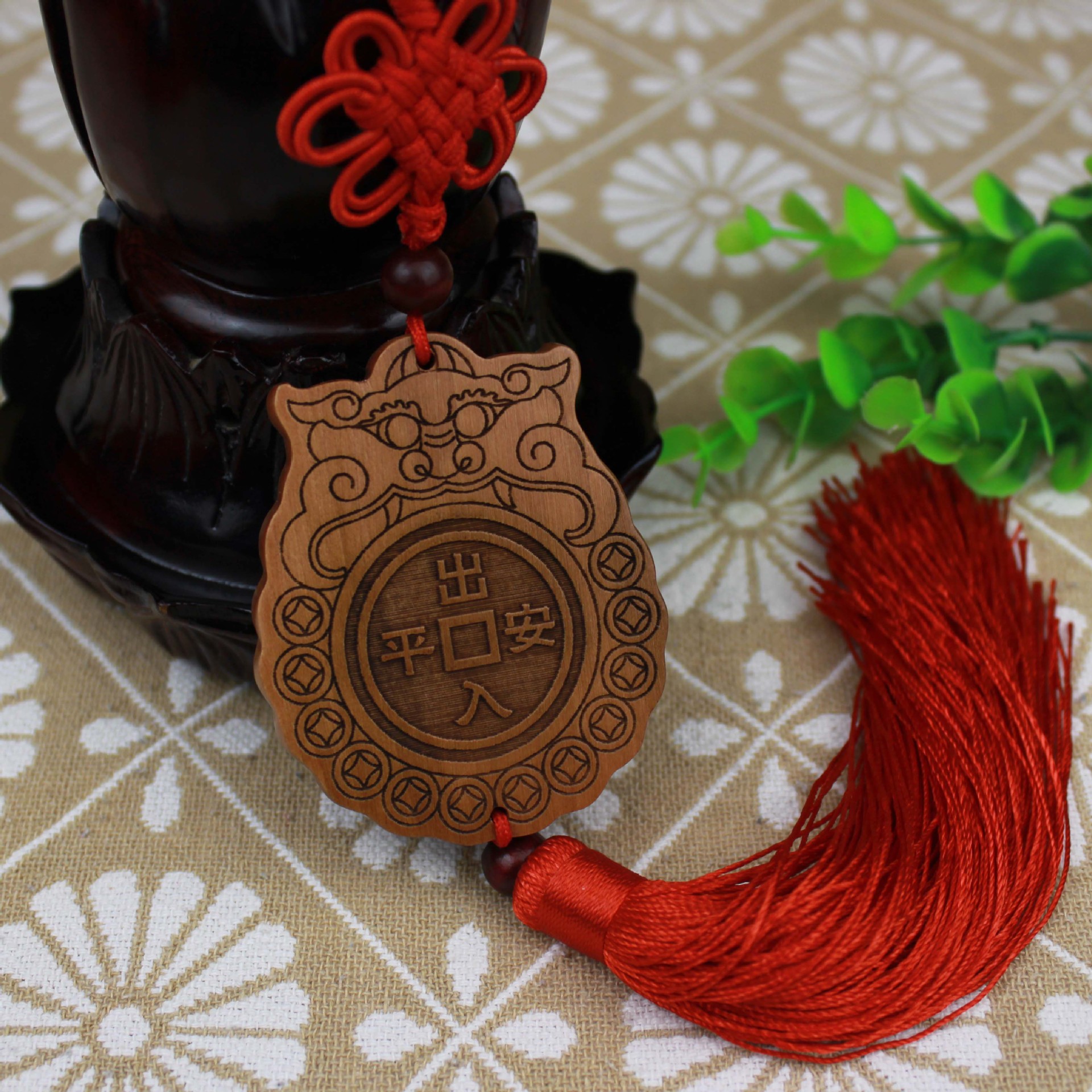 厂家货源 桃木木雕汽车挂件 八卦木牌汽车内饰用品 定制挂件