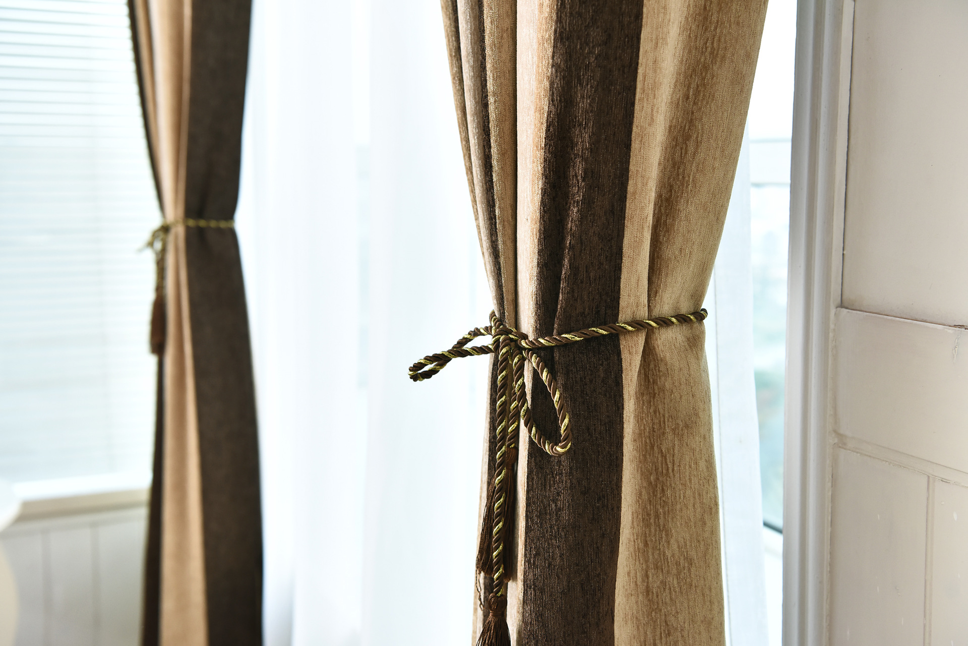 加厚双面雪尼尔条窗帘布纹麂皮绒面色织提花套色隔音遮阳隔热成品