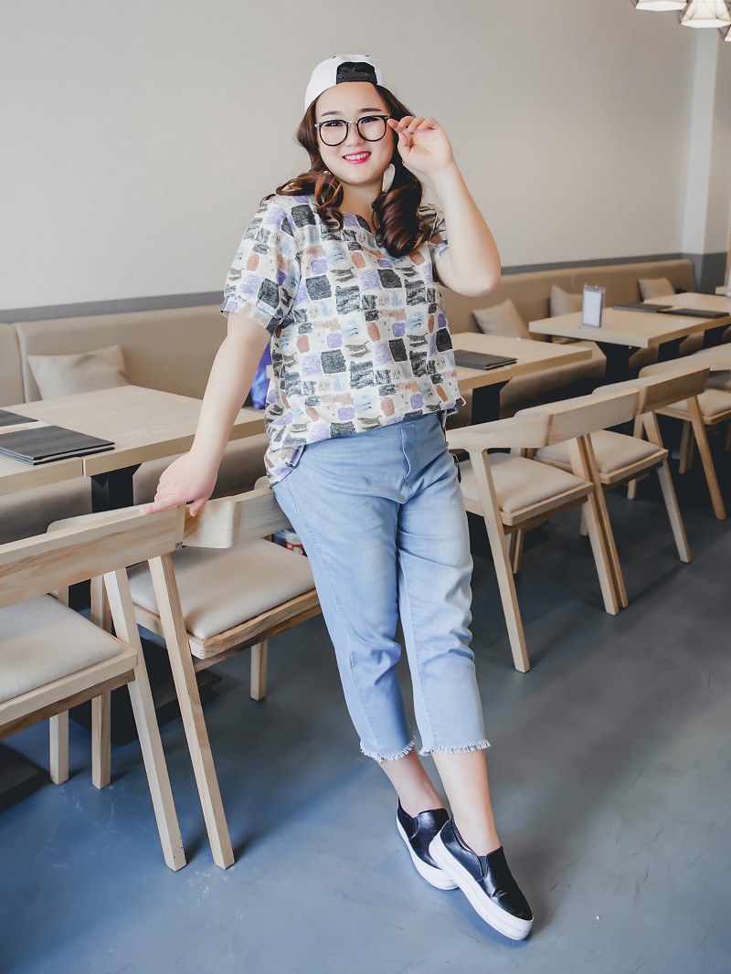 模特:身高165cm,体重150斤,胸围107,            腰围90cm     臀围