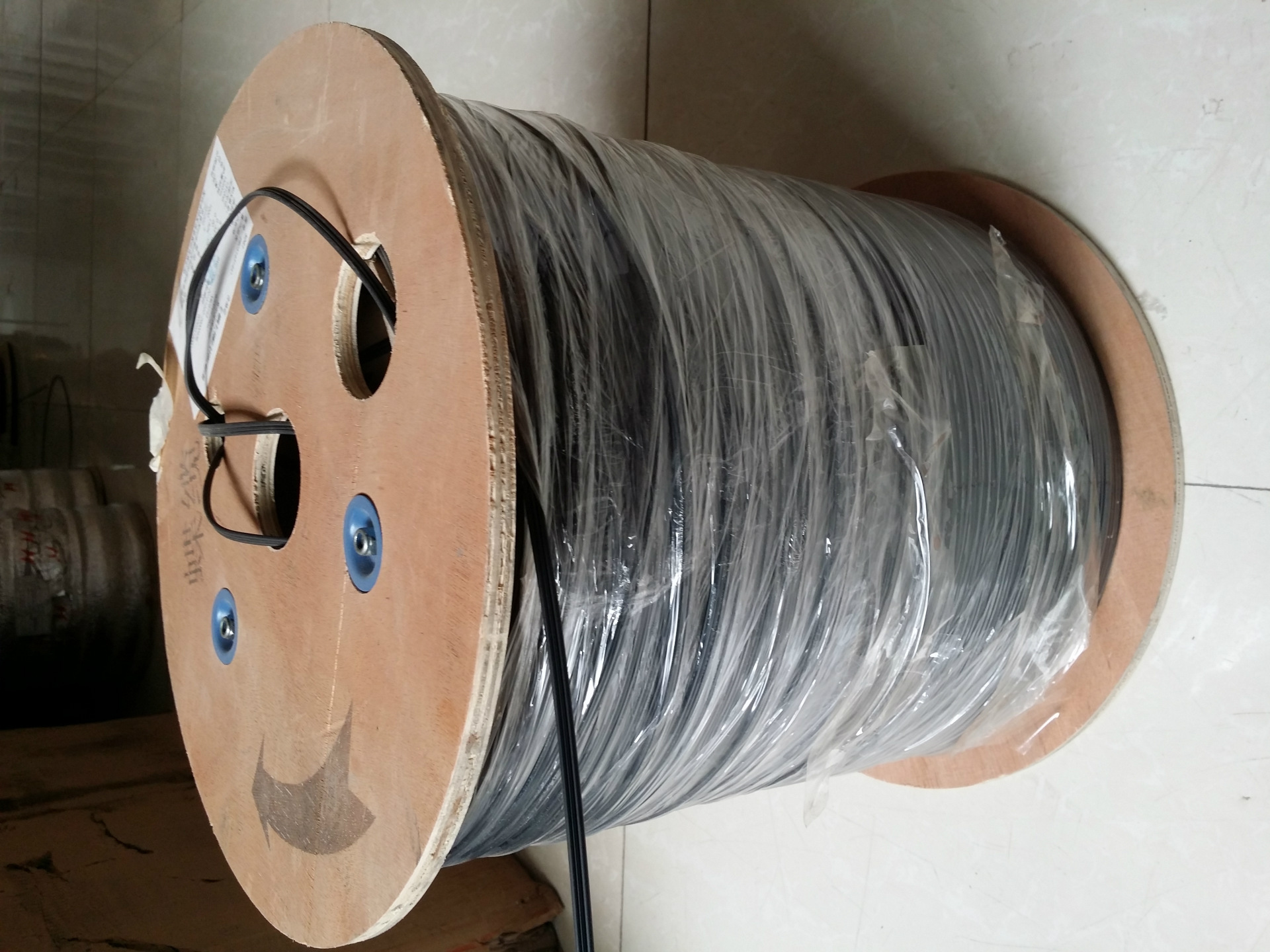 ftth室内1芯单芯皮线光缆金属中心加强件皮线光缆 蝶形光缆