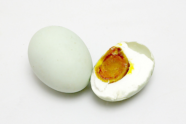 江西井冈山特产农家散养红毛鸭咸鸭蛋流油黄泥蛋盐蛋65g个批.