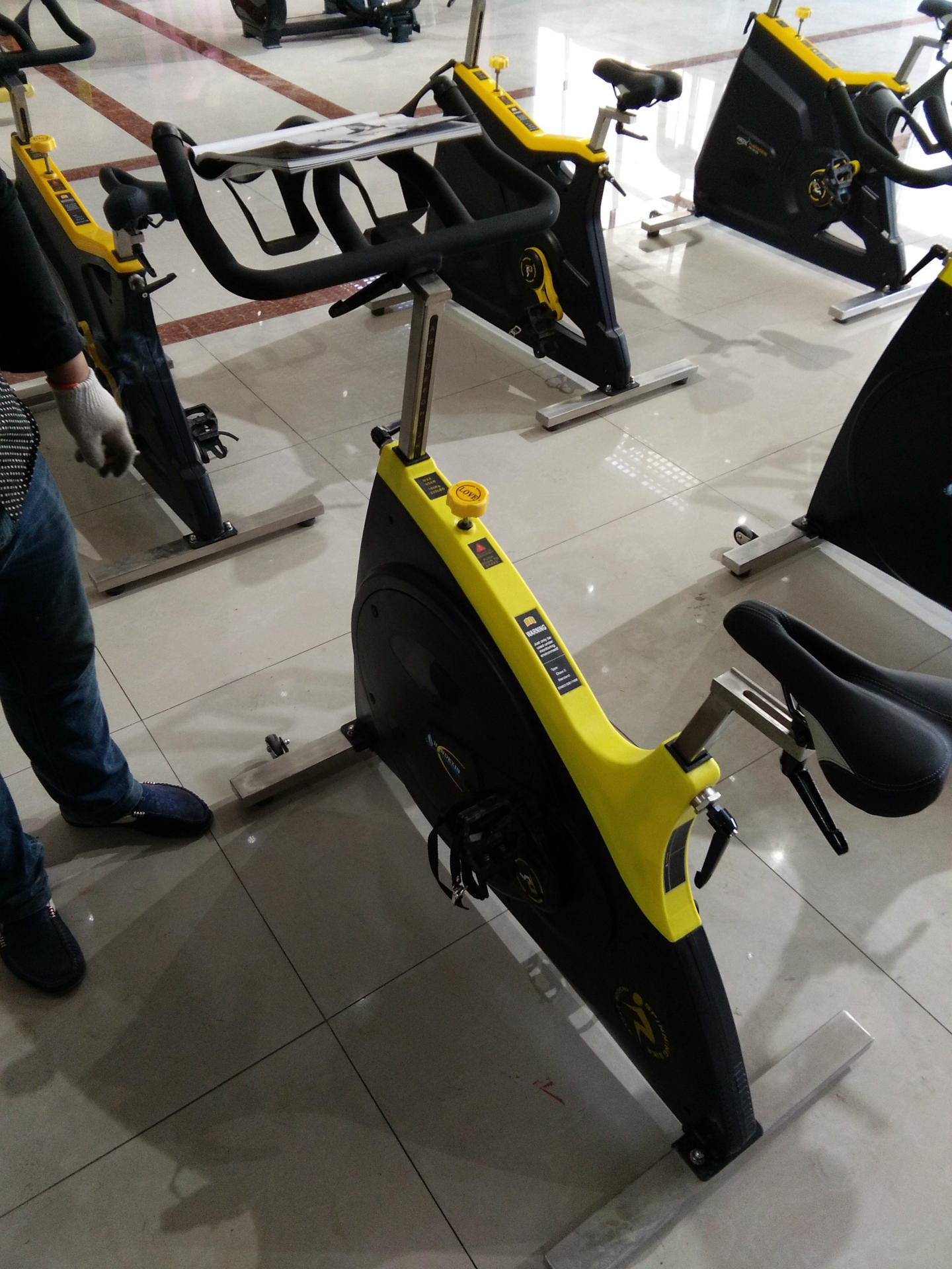 室内健身器材皮带静音款脚踏莱美动感单车健身房专用厂家四肢联动