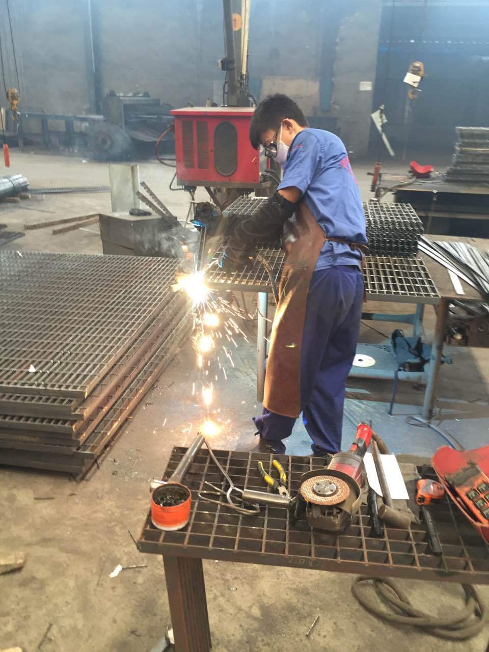 不锈钢钢格板 镀锌钢格板 踏步板 钢格栅压焊格栅