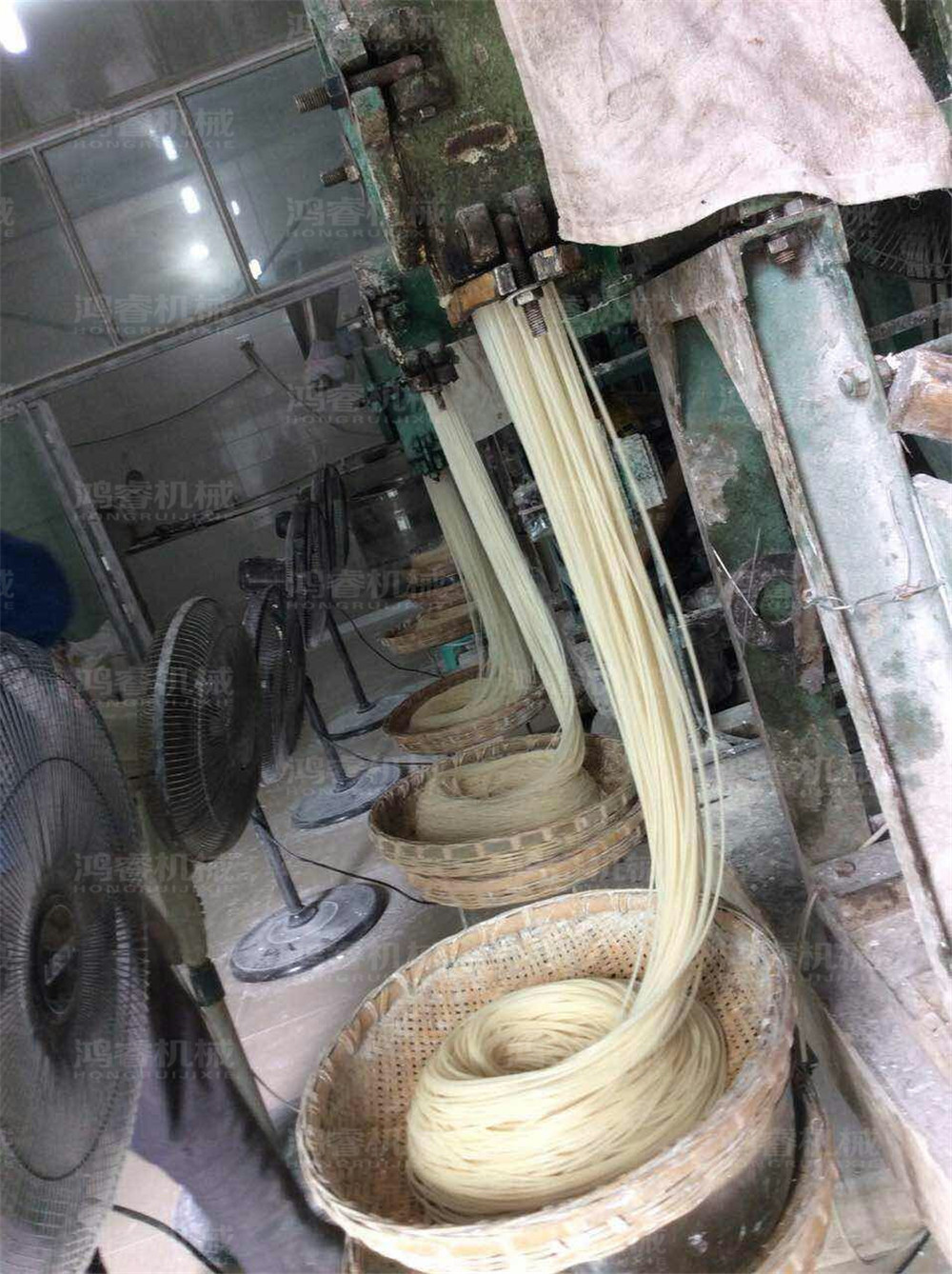 米面机械小型米线机 家庭作坊米线机设备 多功能自熟米粉机价格
