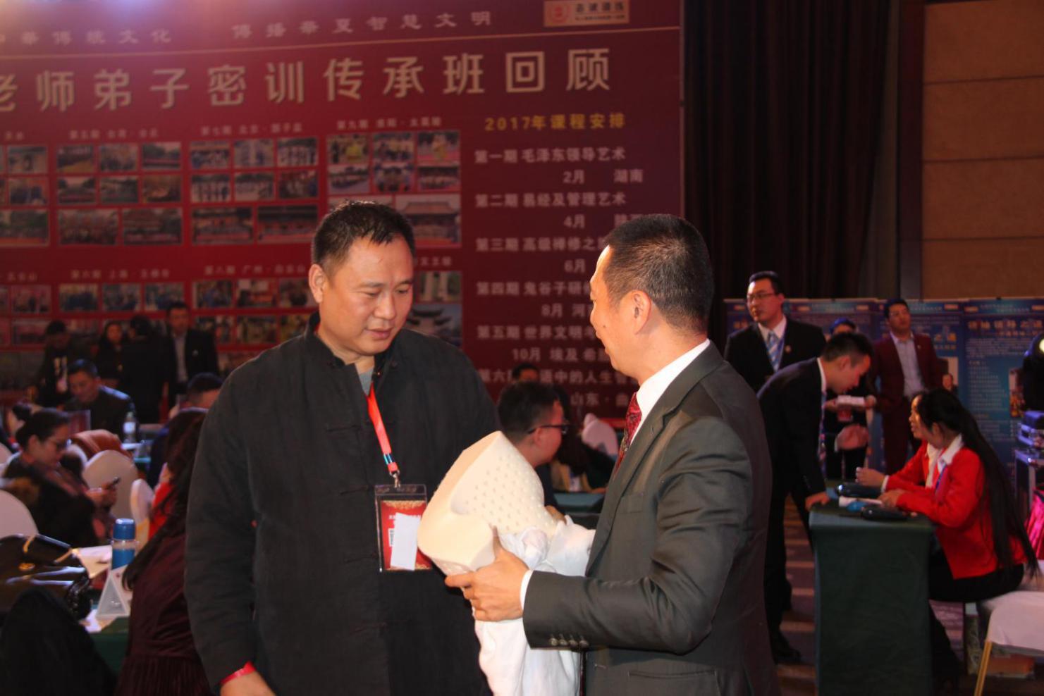 赵董与企业家认真交流