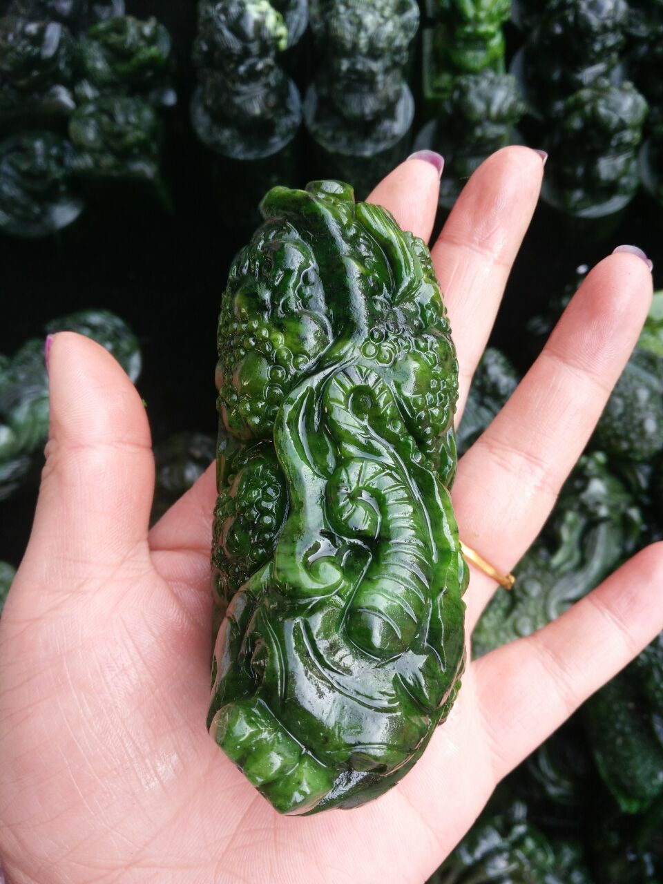 天然新疆和田昆仑碧玉貔貅手把件吊坠 菠菜绿新坑料