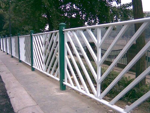 新型小区铁管围墙栏杆锌钢铁艺防护栏工厂围墙锌钢护栏