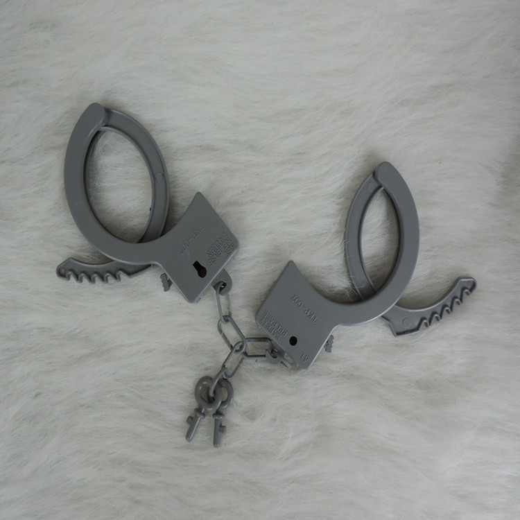 小批量现货灰色黑色成人塑料玩具手铐带钥匙情趣手铐服饰配件