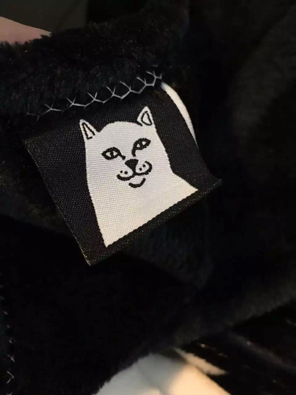 潮牌竖中指小贱猫毛毯 恶搞家居卡通地毯家用榻榻米地垫微信批发