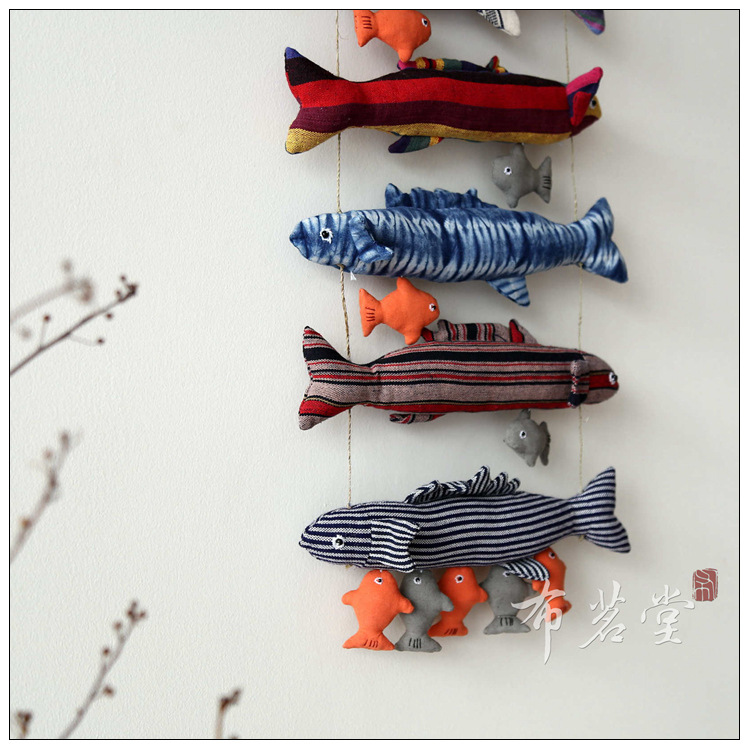 小鱼长约5cm 【工艺】纯手工,每条大鱼用了不同颜色工艺的布料,扎染布