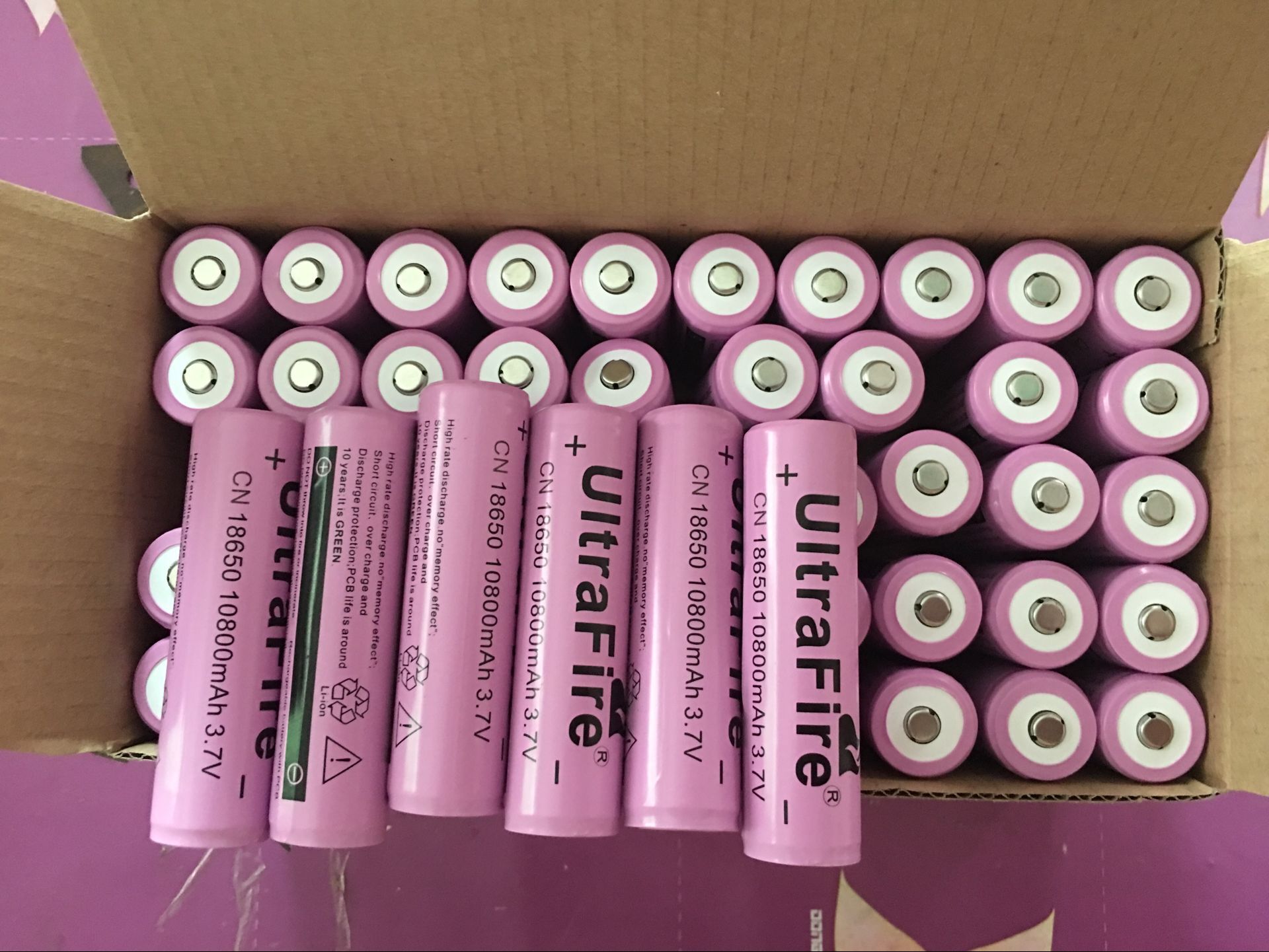 厂家批发 18650锂电池3.7v带保护板 18650强光电筒专用充电锂电池