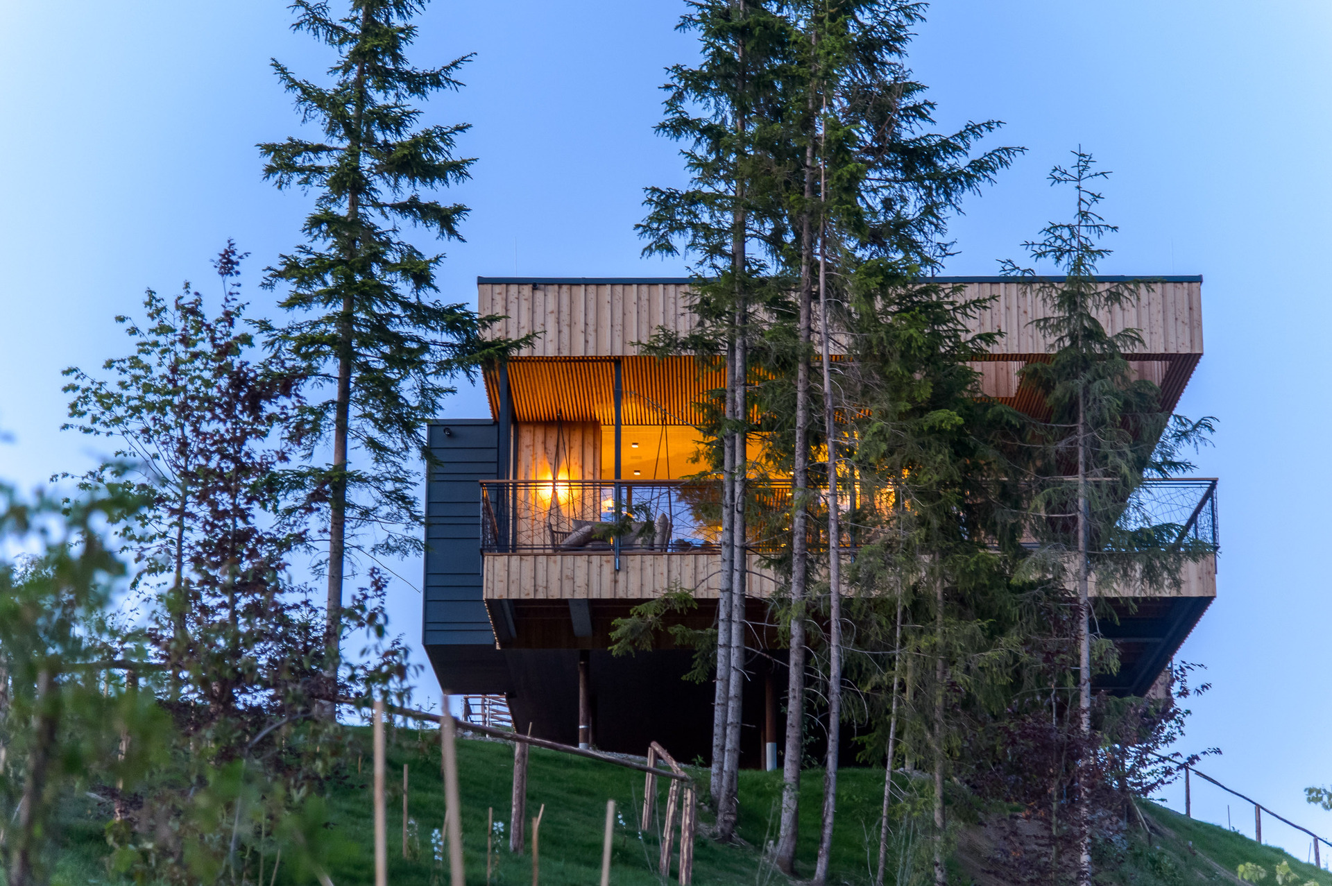 走进大自然,欣赏山顶上的木屋别墅