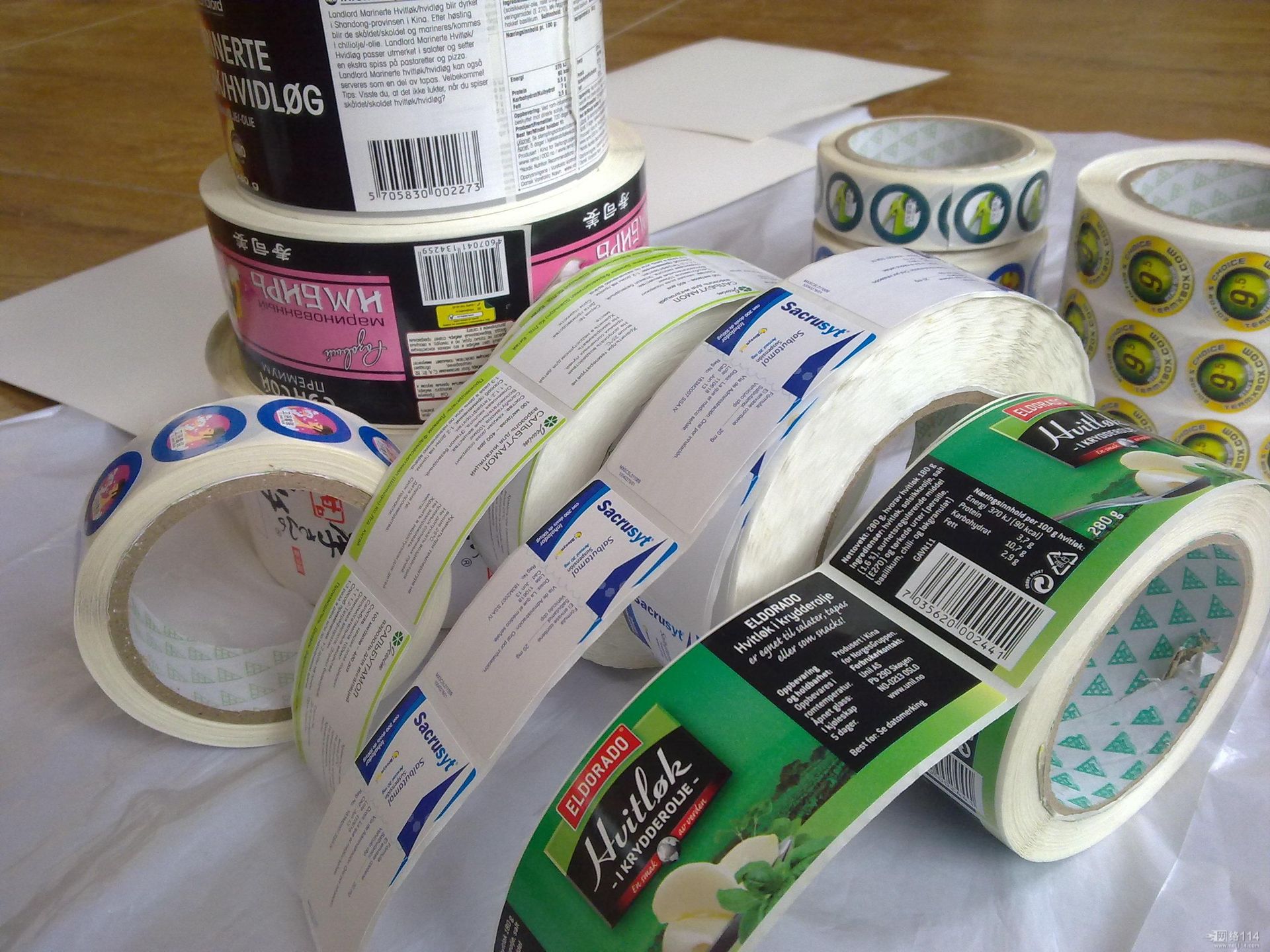 厂家定制各类彩色不干胶标签 食用油机贴卷装标签 不干胶品质.