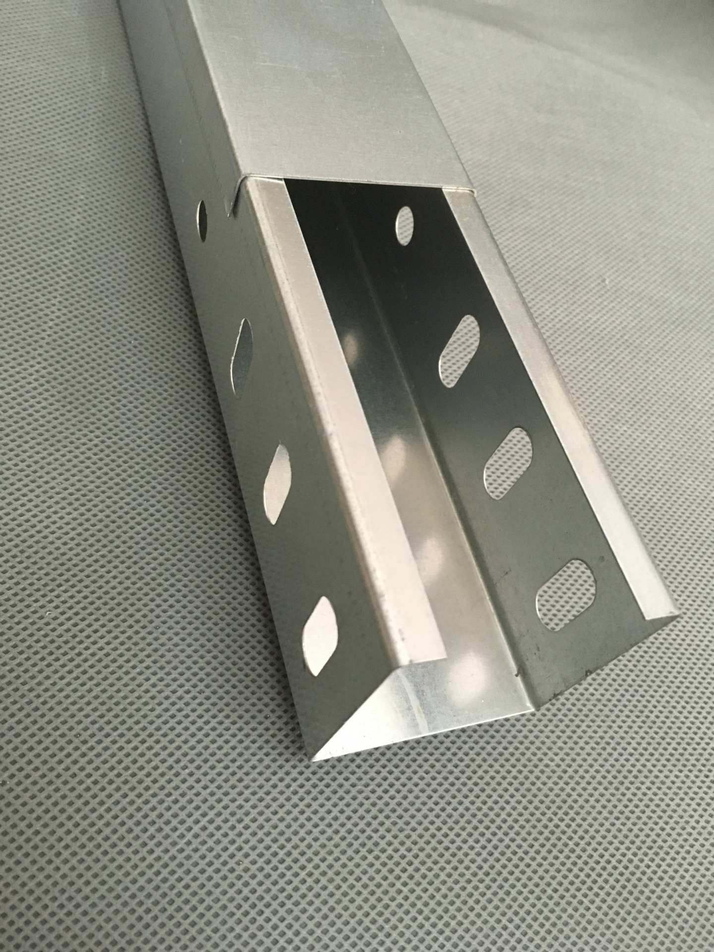 厂家直销镀锌桥架线槽桥架金属喷塑桥架弱电桥架50×50×0.