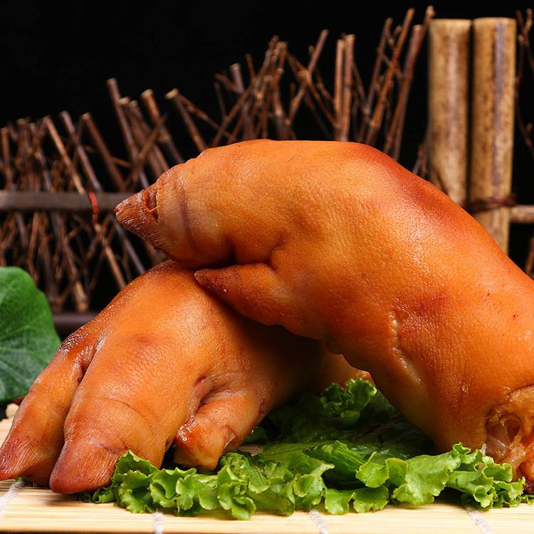 今天推荐          酱香熏制猪蹄,皮质紧实肥厚,肉质鲜嫩爽口,精选