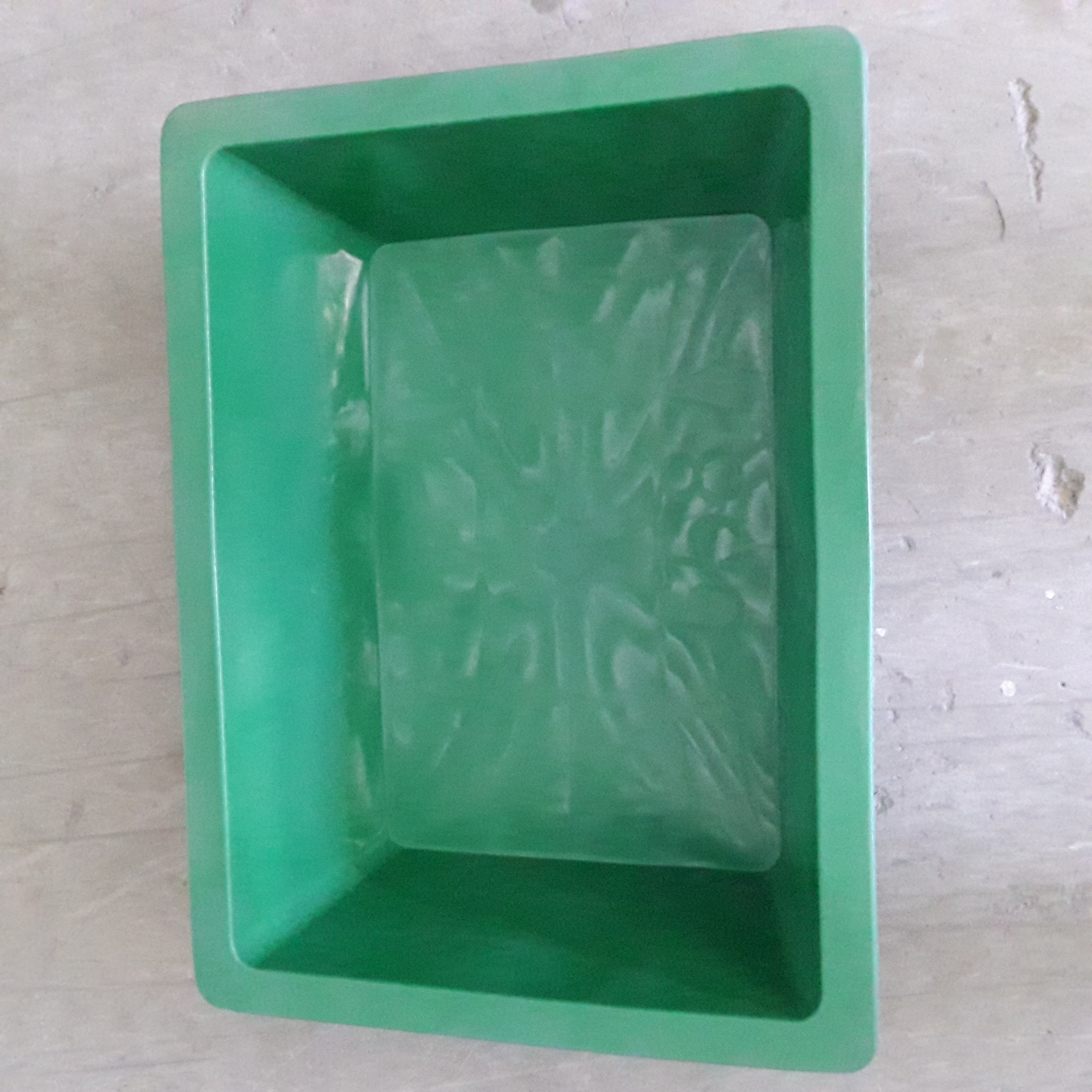 供应建筑灰斗汽车压不破全新料558白钢化方灰槽泥槽