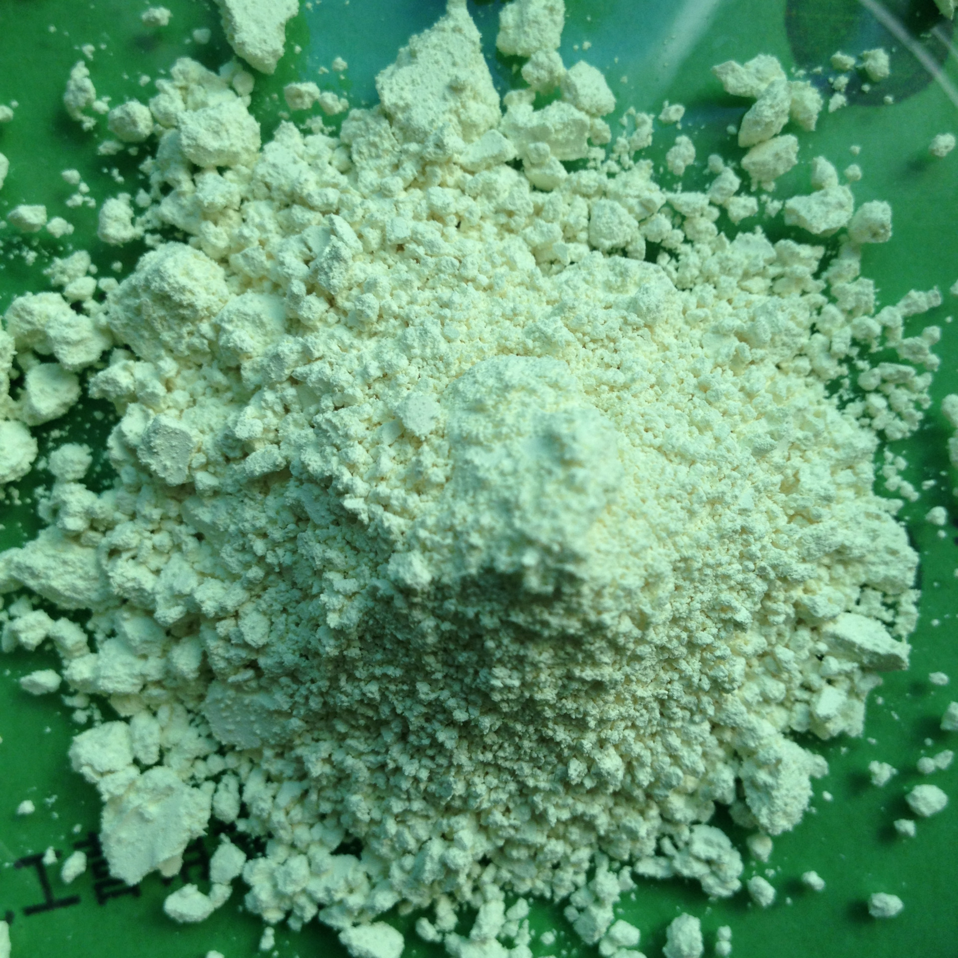 0% 熔点:275-280℃ 用途:用于聚酯纤维级塑料制品,聚酰胺,聚丙烯腈等