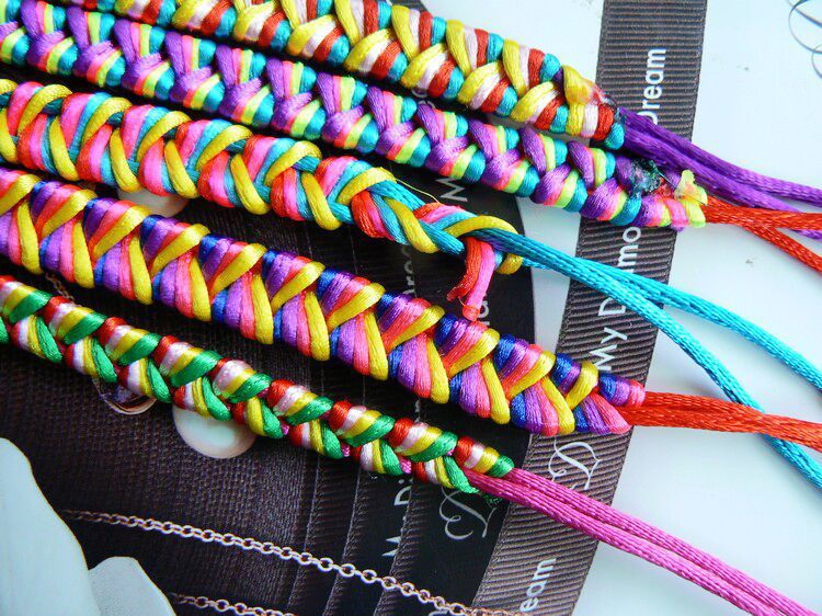 款式不变,请知悉宽款凤尾结五彩绳颜色很多手链是需要自行打结佩戴,请