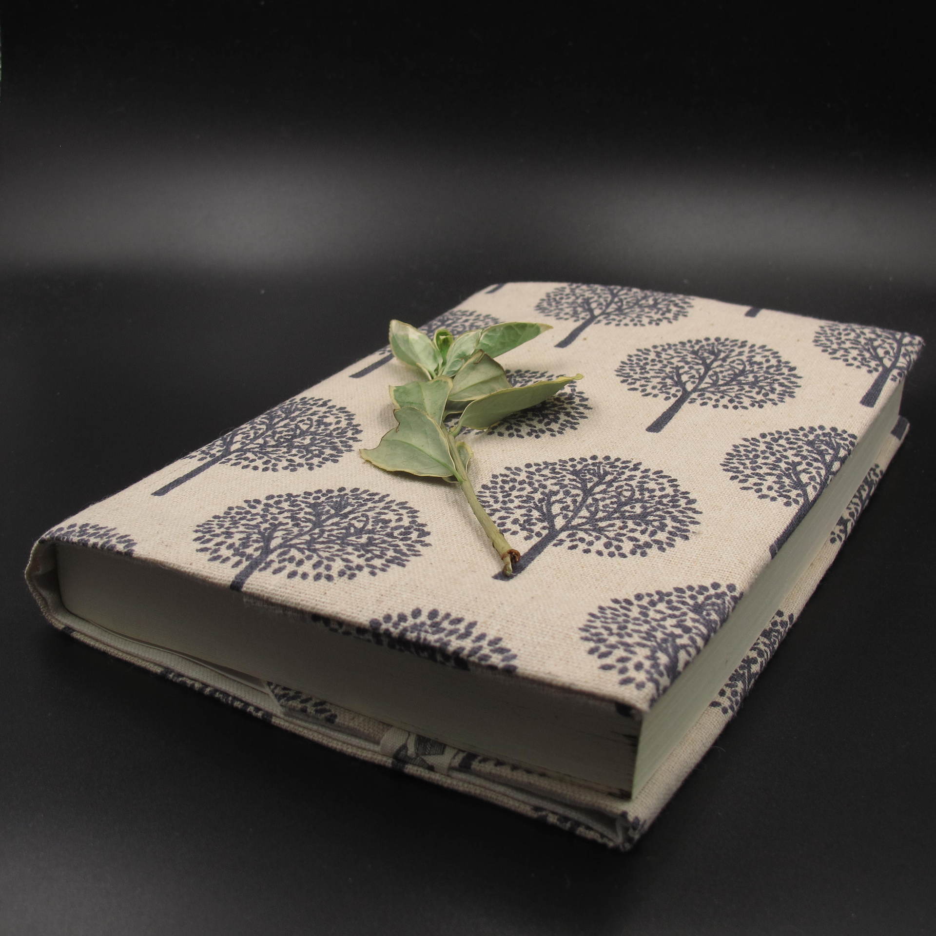 双层加厚设计,可升缩调整书套,手感优质【推荐原因】纯手工麻布印花