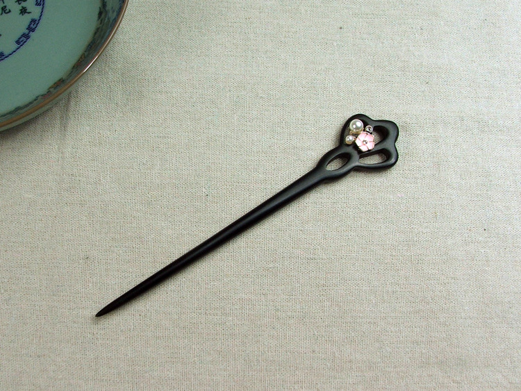 品牌:香色撩人 款式:小梅花 材质:黑檀木 规格:发簪长度约18厘米 本