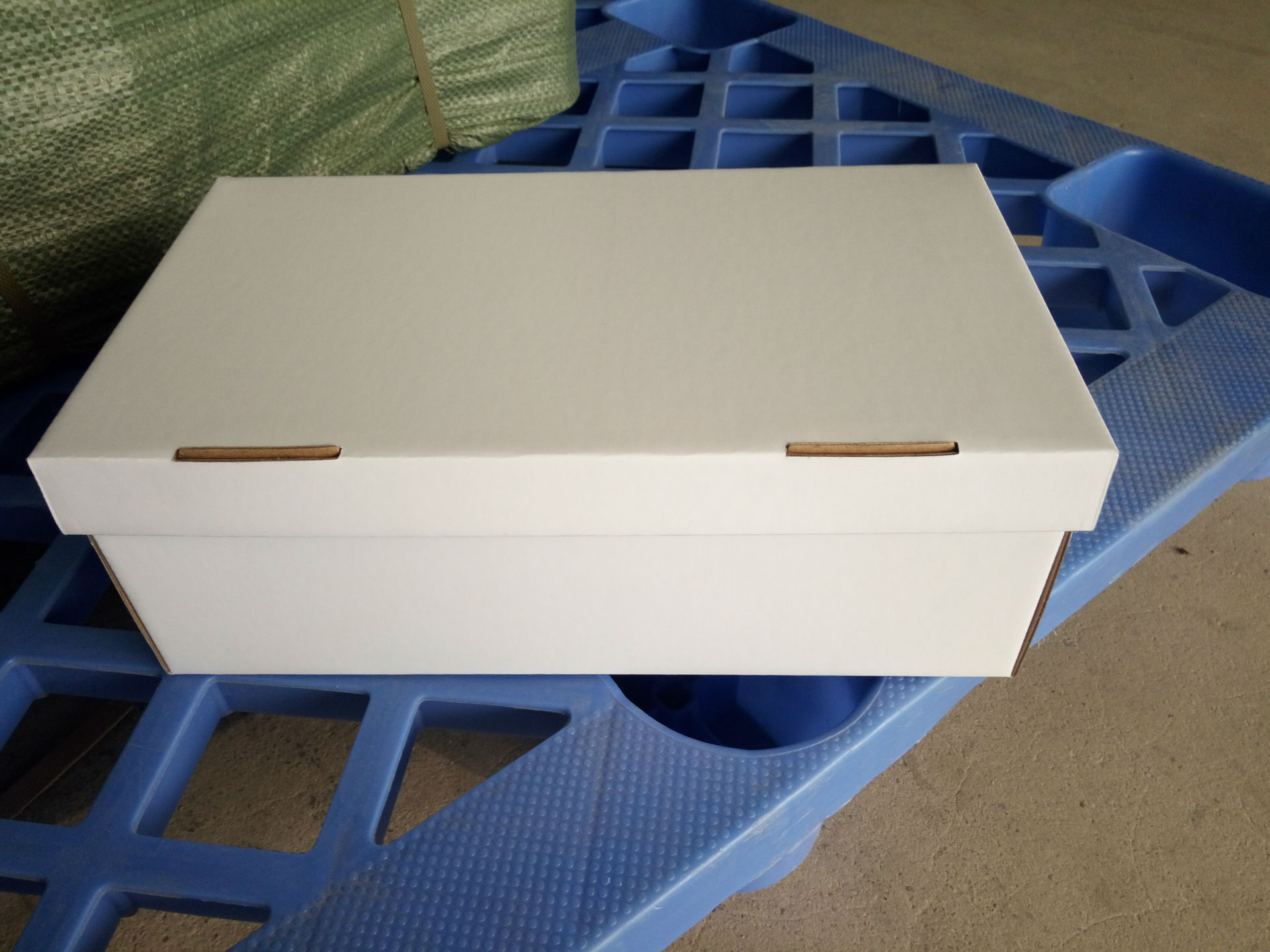 厂家直销白色鞋盒 黑色鞋盒 特硬e坑瓦楞牛皮翻盖纸盒鞋子包装盒