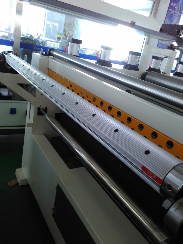 pvc自动贴纸机亚克力板贴纸机,木工平面板材贴纸机容安机械提供