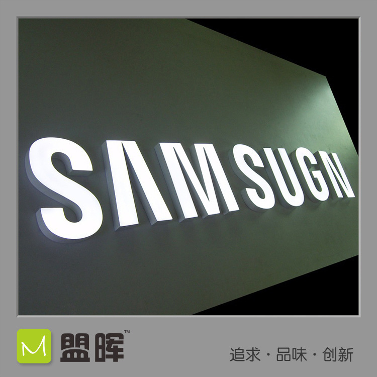 小店都有一些非常漂亮比企鹅光彩夺目的招牌,其中不乏很多的树脂字