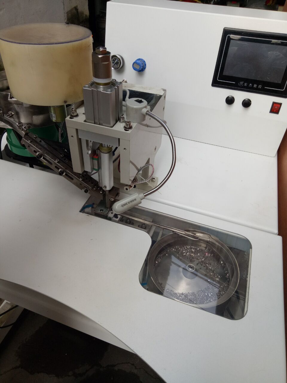 钉珠机泡珠机江苏南通棉被窗帘大型布匹多功能电脑四爪钉珠机