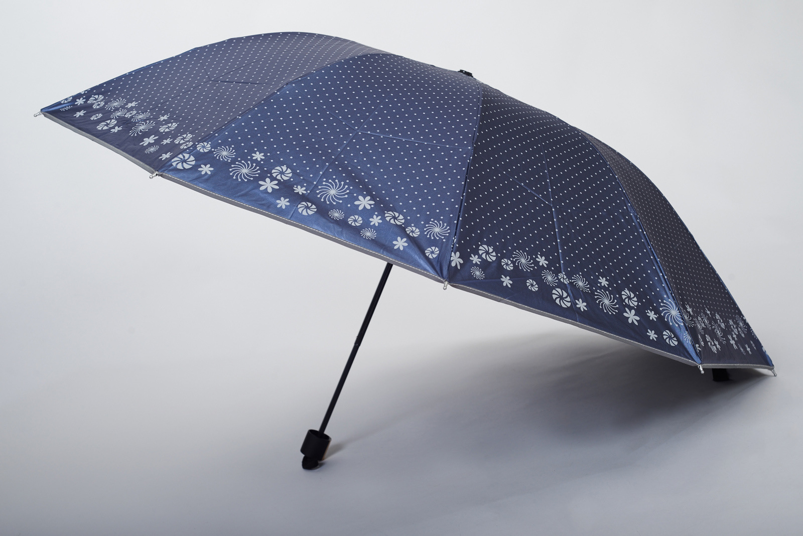 天骄雨伞批发定制铁伞骨色胶布折叠太阳伞花边圆点三折