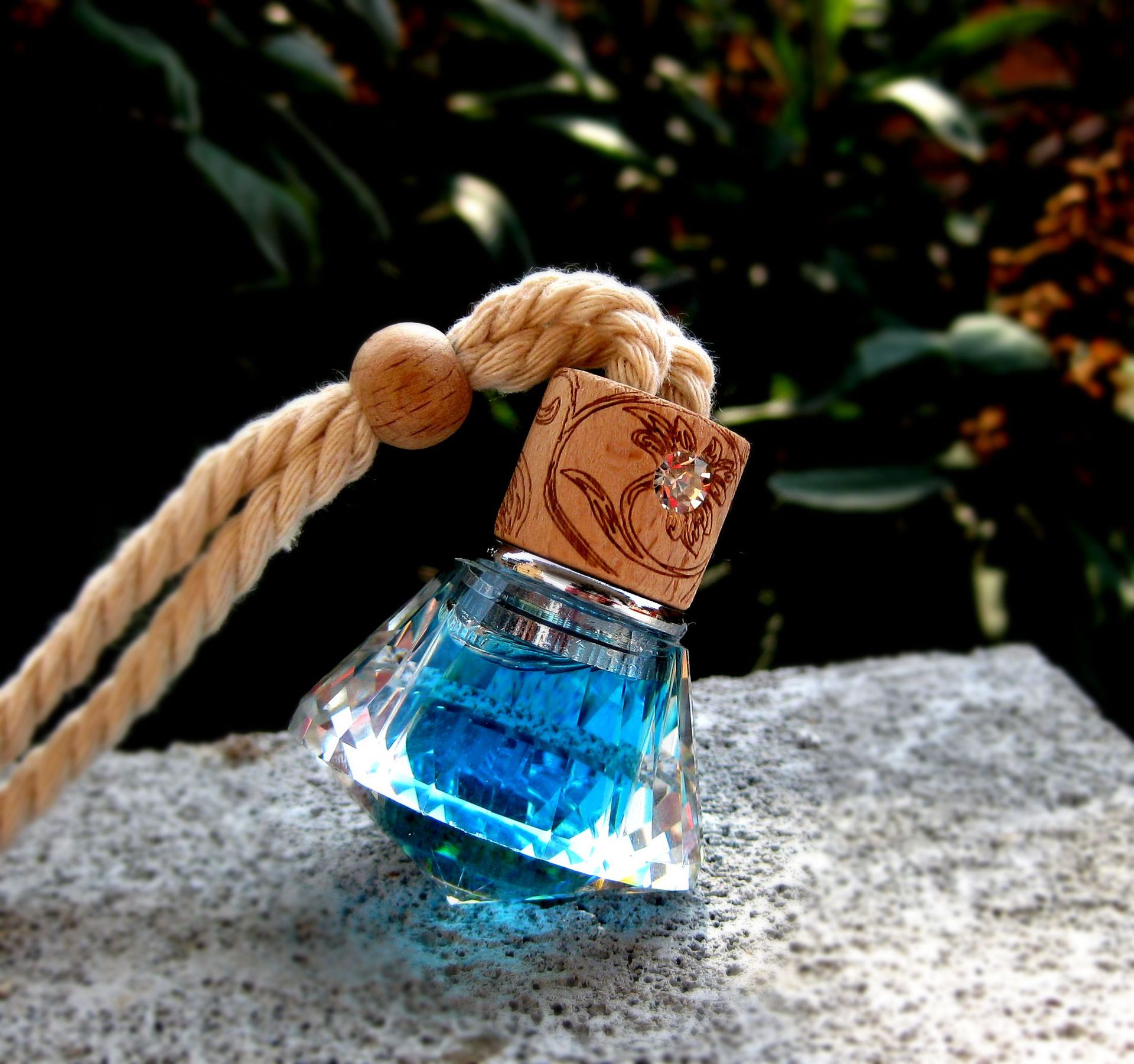 汽车挂式香水 背包挂件 水晶香水瓶 车载香水 植物精油 健康时尚