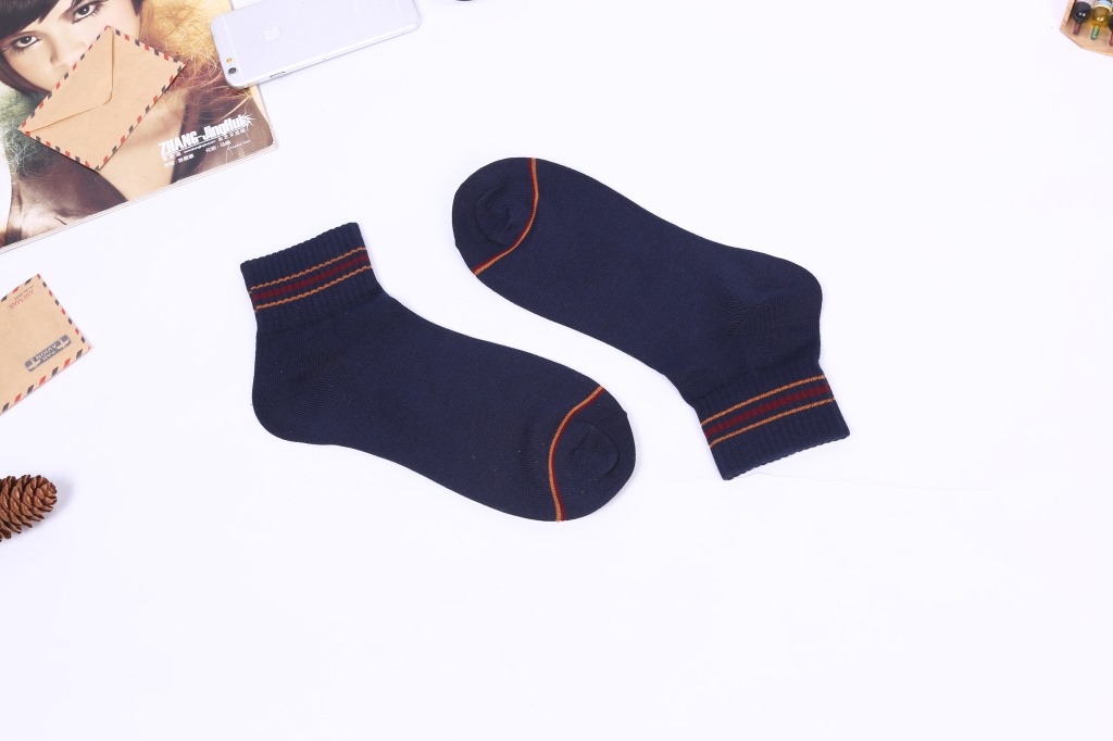 袜机在制造的过程中换线和裁剪拼裆的时候会有一些断掉散落的小线头