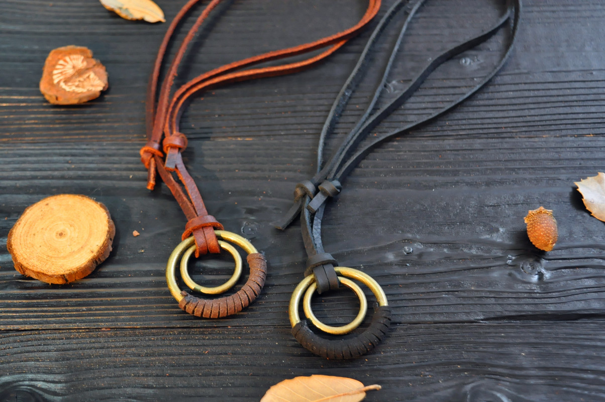 复古牛皮绳合金吊坠原创手工双环挂件毛衣链装饰项链厂家批发