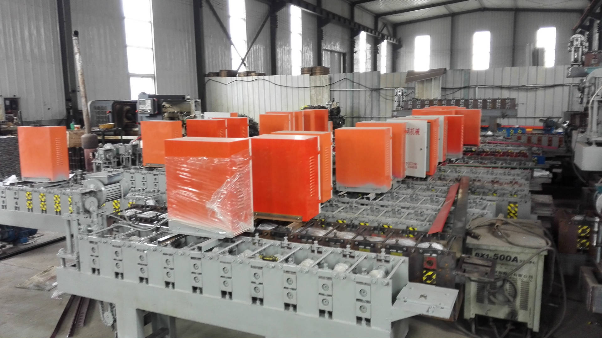 厂家直销c84彩钢扣扳机全自动广告扣板设备圆角长条扣板机器